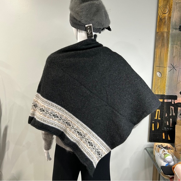 Orkney Isles Geelong Lambswool Poncho - Picture 4 of 10